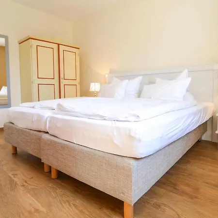 Three-bedroom Holiday In * Settin